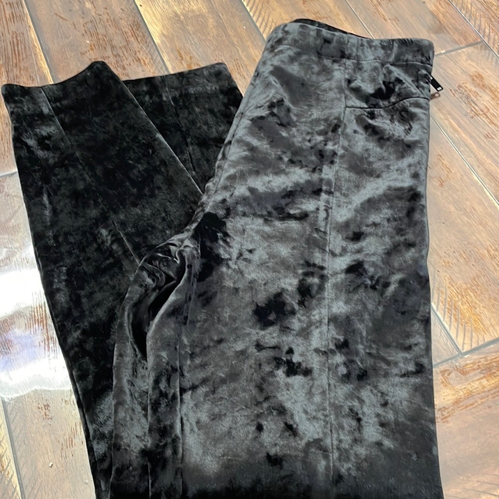 Good American woman’s crushed velvet leggings